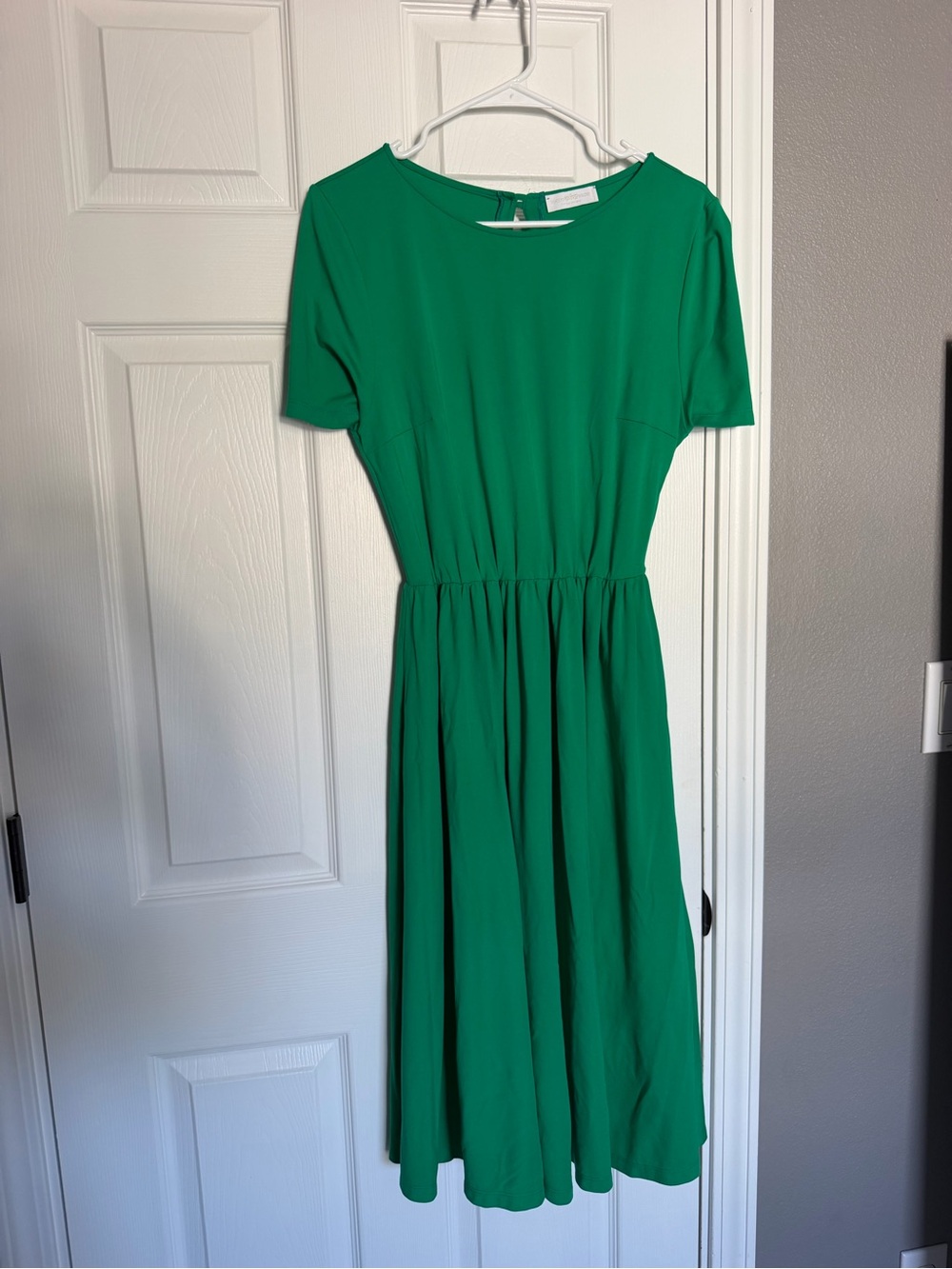 Classic Emerald Green Short-Sleeve Midi Dress